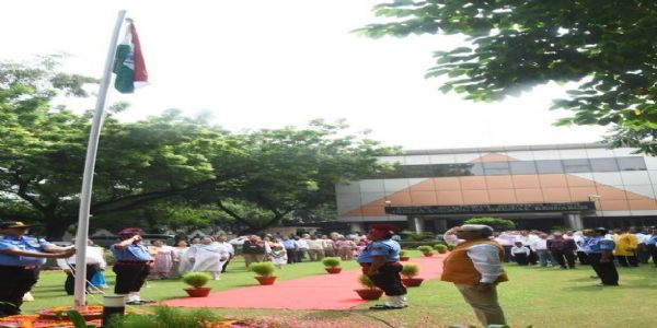 नई दिल्ली स्थित वी रामालिंगस्वामी भवन में स्वतंत्रता दिवस के अवसर पर ध्वजारोहण करते आईसीएमआर के निदेशक डॉ. राजीव बहल। नई दिल्ली स्थित वी रामालिंगस्वामी भवन में स्वतंत्रता दिवस के अवसर पर ध्वजारोहण करते आईसीएमआर के निदेशक डॉ. राजीव बहल।