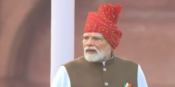 लाल किले की प्राचीर से देश को संबोधित करते प्रधानमंत्री नरेन्द्र मोदी। लाल किले की प्राचीर से देश को संबोधित करते प्रधानमंत्री नरेन्द्र मोदी।