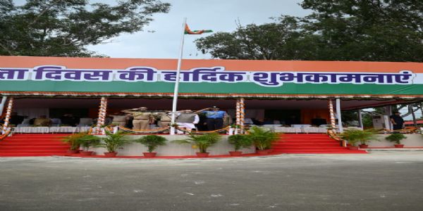 राज्यपाल तिरंगा फहराते हुए राज्यपाल तिरंगा फहराते हुए