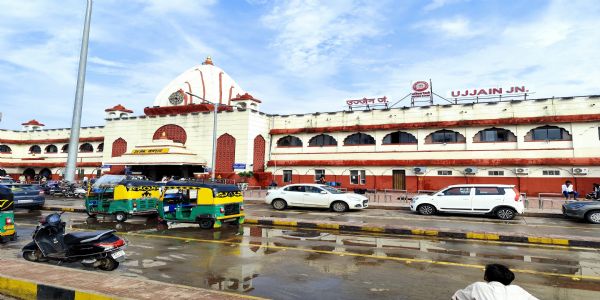 Not a single toilet on platforms 2 through 7 at Ujjain Railway Station...! Not a single toilet on platforms 2 through 7 at Ujjain Railway Station...!