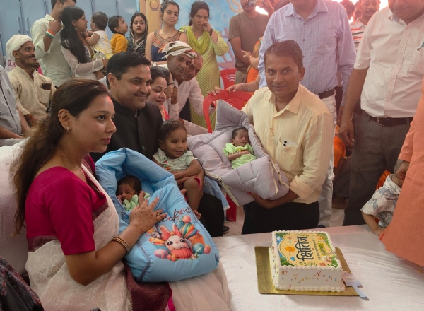 नवजात शिशुओं को गोद मे उठाए जिलाधिकारी नवजात शिशुओं को गोद मे उठाए जिलाधिकारी