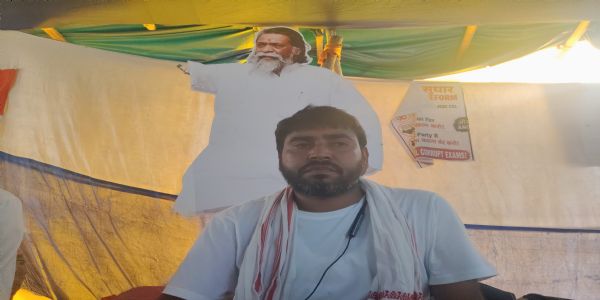 आमरण धरनास्थल पर अभियार्थी पीयूष कुमार
