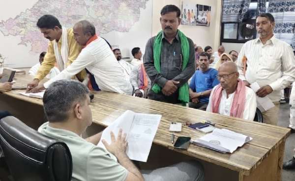 जनसंवाद कार्यक्रम में जनपदवासियों की समस्याएं समस्या सुनते जनसंवाद कार्यक्रम में जनपदवासियों की समस्याएं समस्या सुनते