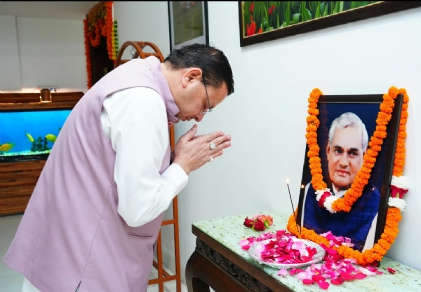मुख्यमंत्री पुष्कर सिंह धामी पूर्व प्रधानमंत्री एवं भारत रत्न अटल बिहारी वाजपेयी के चित्र पर पुष्प अर्पित कर श्रद्धांजलि देते हुए। मुख्यमंत्री पुष्कर सिंह धामी पूर्व प्रधानमंत्री एवं भारत रत्न अटल बिहारी वाजपेयी के चित्र पर पुष्प अर्पित कर श्रद्धांजलि देते हुए।