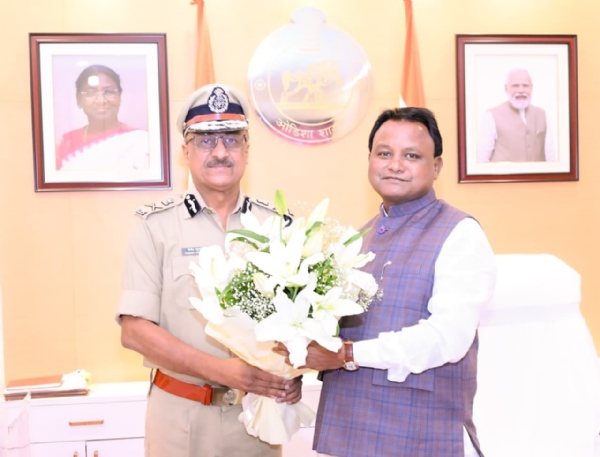मुख्यमंत्री माझी ने सेवानिवृत्त हुए डीजीपी वाईबी खुरानिया को दी शुभकामनाएं मुख्यमंत्री माझी ने सेवानिवृत्त हुए डीजीपी वाईबी खुरानिया को दी शुभकामनाएं