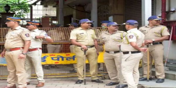 फोटो: नौसैनिक के घर से बरामद शवों की तहकीकात करती पुलिस