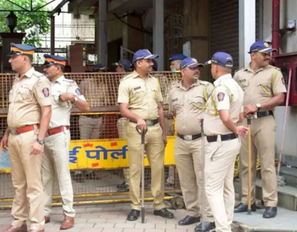 फोटो: नौसैनिक के घर से बरामद शवों की तहकीकात करती पुलिस फोटो: नौसैनिक के घर से बरामद शवों की तहकीकात करती पुलिस