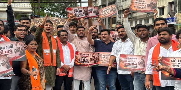 ‘वंदे मातरम्’ के अपमान के आरोप को लेकर भाजपा युवा मोर्चा का विरोध प्रदर्शन