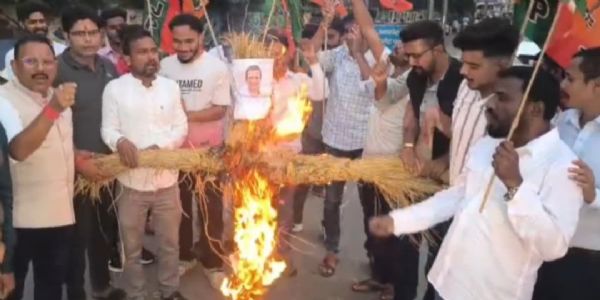 राष्ट्रगीत अपमान मामले को लेकर भाजयुमो ने फूंका राहुल गांधी का पुतला