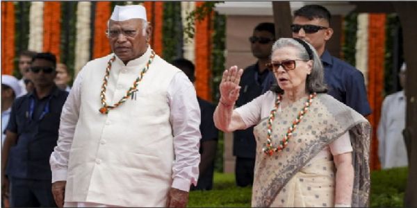 आखिर, मोदी सरकार ने सोनिया-राहुल से “वन्दे मातरम्” का पूरा गान करवा ही लिया !