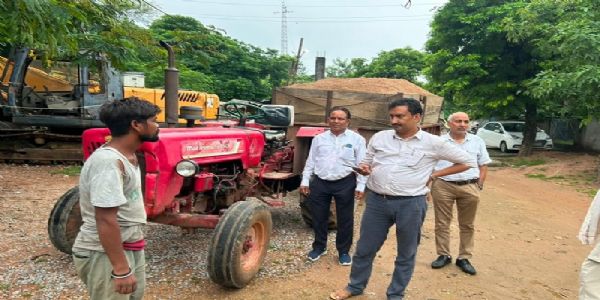 ग्वालियरः अवैध रेत के विरूद्ध बड़ी कार्रवाई, बिना नम्बर का ट्रेक्टर जब्त