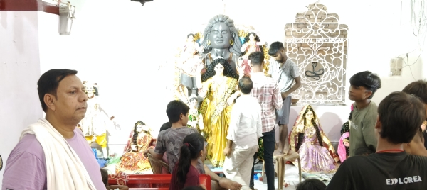प्रतिमा को अंतिम रूप देते कलाकार प्रतिमा को अंतिम रूप देते कलाकार