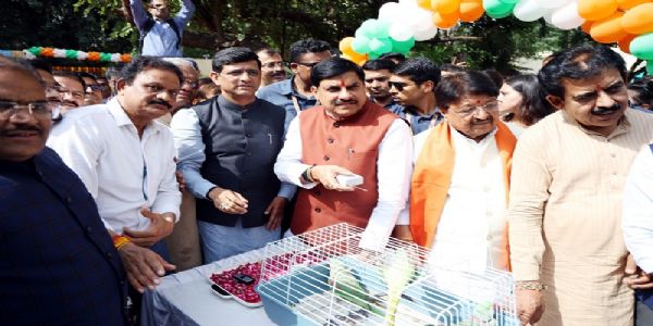 इंदौर के कमला नेहरू प्राणी संग्रहालय में देश के पहले वर्चुअल चिड़ियाघर का लोकार्पण करते हुए मुख्यमंत्री इंदौर के कमला नेहरू प्राणी संग्रहालय में देश के पहले वर्चुअल चिड़ियाघर का लोकार्पण करते हुए मुख्यमंत्री