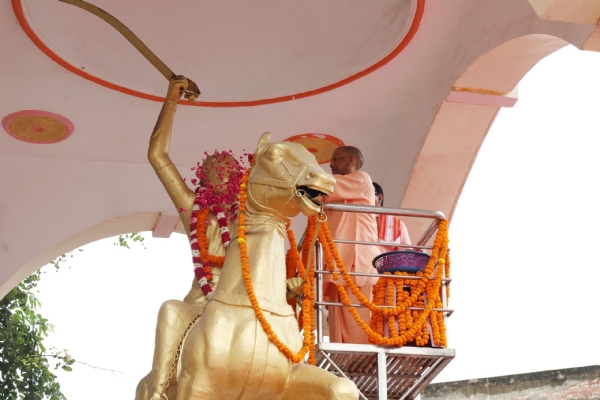 महान वीरांगना रानी अवंतीबाई लोधी की जयंती पर उनकी प्रतिमा पर माल्यार्पण करते माननीय मुख्यमंत्री योगी आदित्यनाथ महान वीरांगना रानी अवंतीबाई लोधी की जयंती पर उनकी प्रतिमा पर माल्यार्पण करते माननीय मुख्यमंत्री योगी आदित्यनाथ