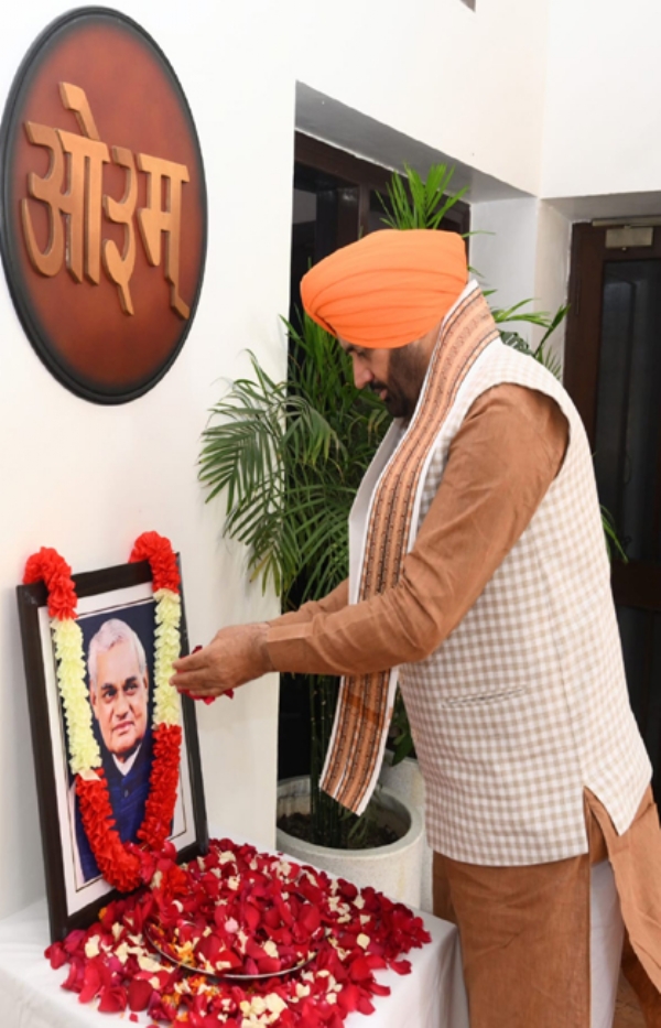 हरियाणा के मुख्यमंत्री नायब सैनी पूर्व प्रधानमंत्री अटल बिहारी वाजपेयी काे श्रद्धांजलि भेंट करते हुए हरियाणा के मुख्यमंत्री नायब सैनी पूर्व प्रधानमंत्री अटल बिहारी वाजपेयी काे श्रद्धांजलि भेंट करते हुए