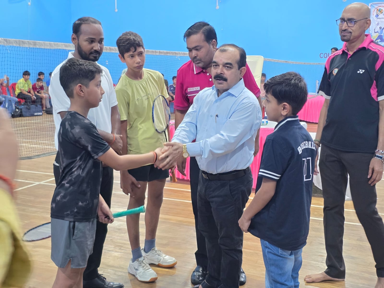 परिचय प्राप्त करते