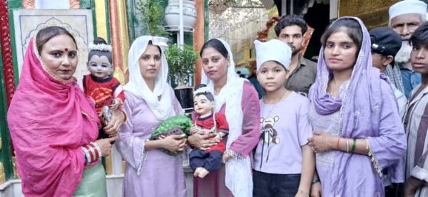 लड्डू गोपाल के साथ परिवार के सदस्य लड्डू गोपाल के साथ परिवार के सदस्य