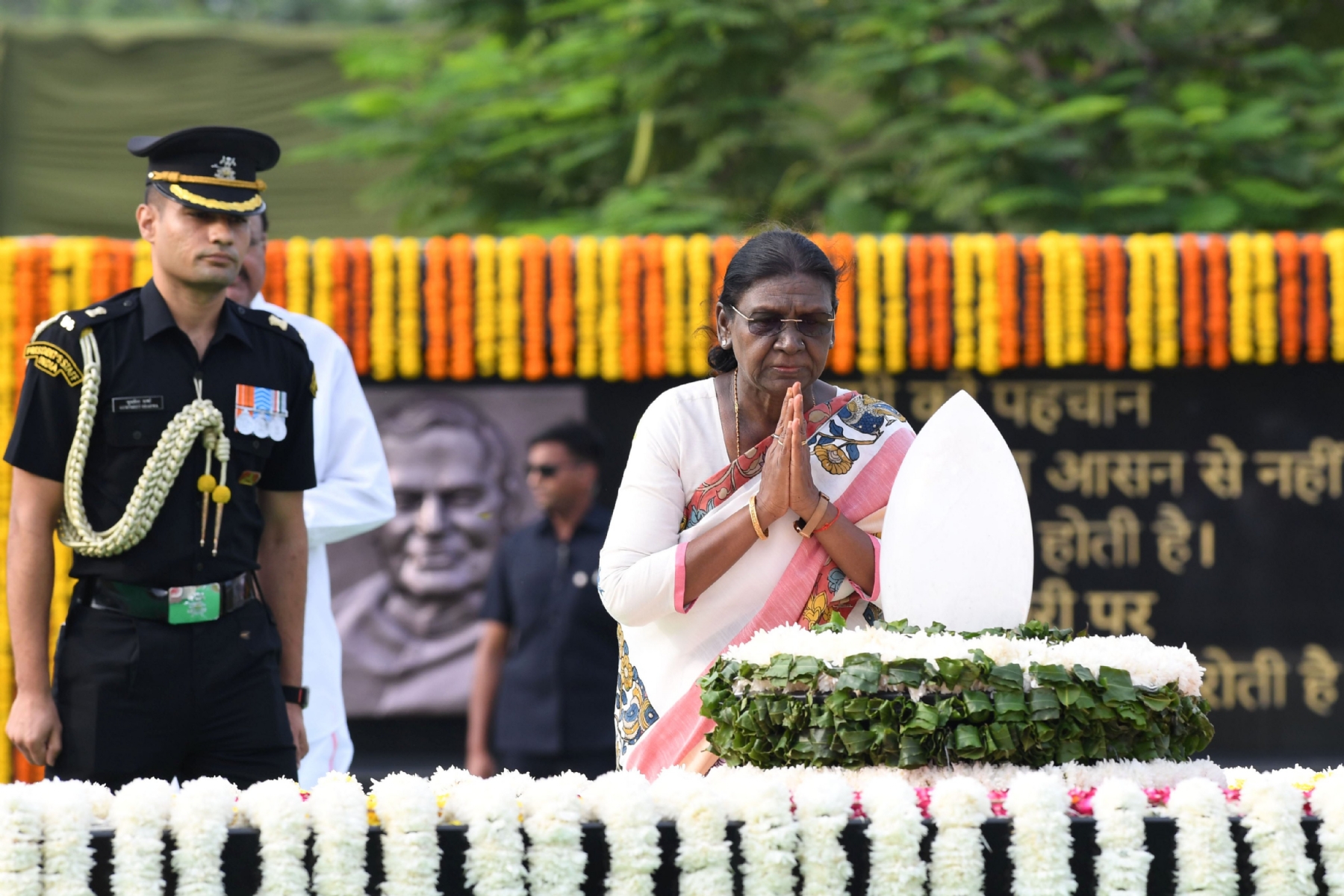 सदैव अटल में श्रद्धासुमन अर्पित करती राष्ट्रपति द्रोपदी मुर्मु सदैव अटल में श्रद्धासुमन अर्पित करती राष्ट्रपति द्रोपदी मुर्मु