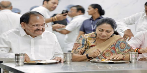 अटल कैंटीन में रविवार को पूर्व उपराष्ट्रपति वेंकैया नायडू और दिल्ली की मुख्यमंत्री रेखा गुप्ता भोजन करते हुए अटल कैंटीन में रविवार को पूर्व उपराष्ट्रपति वेंकैया नायडू और दिल्ली की मुख्यमंत्री रेखा गुप्ता भोजन करते हुए