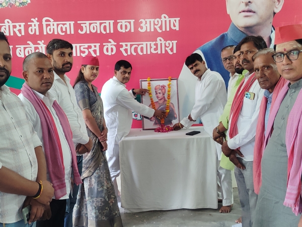 फ़ोटो। जयंती मनाते हुए सपाई फ़ोटो। जयंती मनाते हुए सपाई