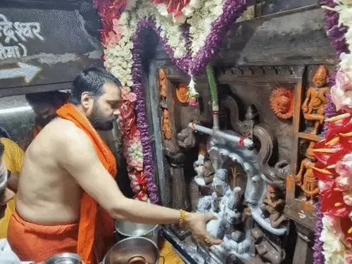 रात 12 बजे खुले नागचंद्रेश्वर के पट रात 12 बजे खुले नागचंद्रेश्वर के पट