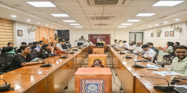 दिल्ली स्थित केंद्रीय संस्कृत विश्वविद्यालय के कुलपति प्रो श्रीनिवास वरखेड़ी सहित अन्य लोग मौजूद। दिल्ली स्थित केंद्रीय संस्कृत विश्वविद्यालय के कुलपति प्रो श्रीनिवास वरखेड़ी सहित अन्य लोग मौजूद।