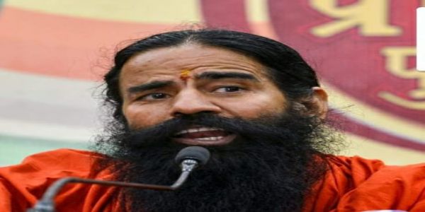 योग गुरु रामदेव ने रायपुर एयरपोर्ट पर पत्रकारों से चर्चा करते योग गुरु रामदेव ने रायपुर एयरपोर्ट पर पत्रकारों से चर्चा करते