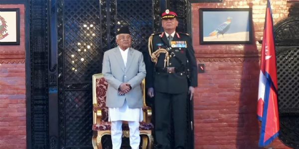 नेपाल के राष्ट्रपति के हाथों मानद उपाधि लेने के बाद भारतीय थलसेनाध्यक्ष जनरल धीरज सेठ नेपाल के राष्ट्रपति के हाथों मानद उपाधि लेने के बाद भारतीय थलसेनाध्यक्ष जनरल धीरज सेठ