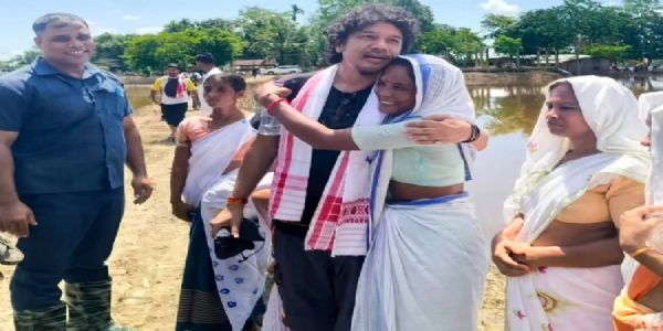 असम बाढ़ः शिवसागर के निमाइजन इलाके में बाढ़ से प्रभावित गांवों का दौरा वहां के निवासियों तथा राहत कार्यों में जुटे स्थानीय स्वयंसेवकों से बातचीत करते बॉलीवुड के मशहूर पार्श्व गायक पापोन। फाइल फोटो असम बाढ़ः शिवसागर के निमाइजन इलाके में बाढ़ से प्रभावित गांवों का दौरा वहां के निवासियों तथा राहत कार्यों में जुटे स्थानीय स्वयंसेवकों से बातचीत करते बॉलीवुड के मशहूर पार्श्व गायक पापोन। फाइल फोटो