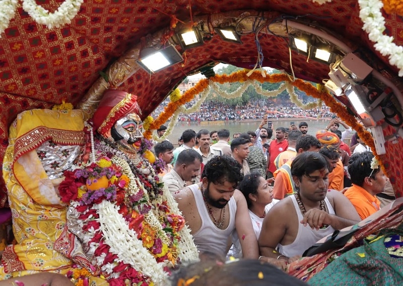 मप्र के उज्जैन में धूमधाम से निकली बाबा महाकाल की सावन की तीसरी सवारी मप्र के उज्जैन में धूमधाम से निकली बाबा महाकाल की सावन की तीसरी सवारी