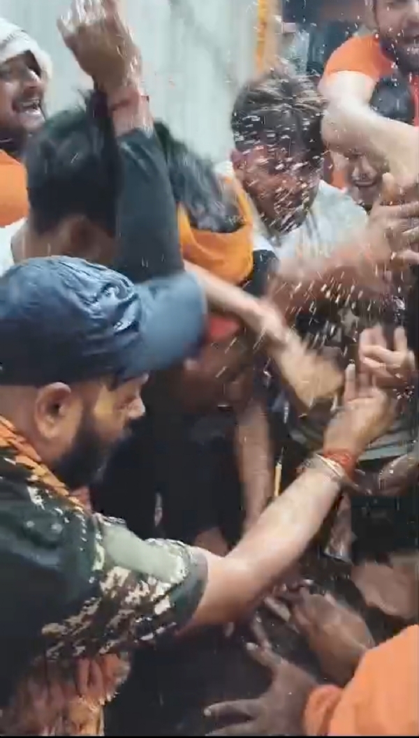 फोटो। मंदिर में जलाभिषेक करते हुए भक्त फोटो। मंदिर में जलाभिषेक करते हुए भक्त