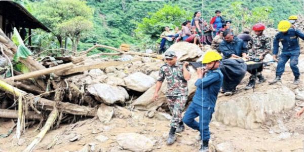 नेपाल में आए भूस्खलन के मलबे में दबे शवों को निकलते सुरक्षाकर्मी नेपाल में आए भूस्खलन के मलबे में दबे शवों को निकलते सुरक्षाकर्मी