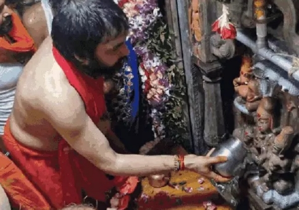 उज्जैन में मध्य रात्रि को हुई भगवान नागचंद्रेश्वर की प्रथम पूजा