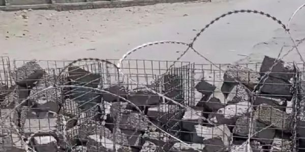 पाकिस्तान की सेना ने पंजगुर में जगह-जगह कंटीले तार लगाकर सड़कें बंद कर दी हैं। फोटो - द बलोचिस्तान पोस्ट पाकिस्तान की सेना ने पंजगुर में जगह-जगह कंटीले तार लगाकर सड़कें बंद कर दी हैं। फोटो - द बलोचिस्तान पोस्ट