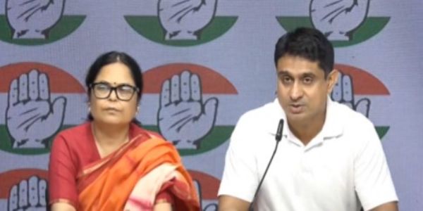 युवा कांग्रेस अध्यक्ष उदय भानु चिब और डॉ. चयानिका उनियाल सोमवार को नई दिल्ली में पत्रकार वार्ता को संबोधित करते हुए। युवा कांग्रेस अध्यक्ष उदय भानु चिब और डॉ. चयानिका उनियाल सोमवार को नई दिल्ली में पत्रकार वार्ता को संबोधित करते हुए।