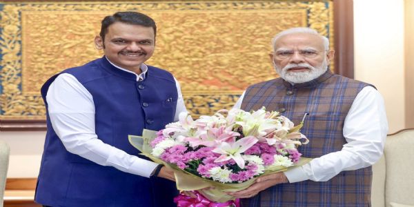 महाराष्ट्र के मुख्यमंत्री देवेंद्र फडणवीस सोमवार को प्रधानमंत्री नरेन्द्र मोदी से मुलाकात के दौरान महाराष्ट्र के मुख्यमंत्री देवेंद्र फडणवीस सोमवार को प्रधानमंत्री नरेन्द्र मोदी से मुलाकात के दौरान