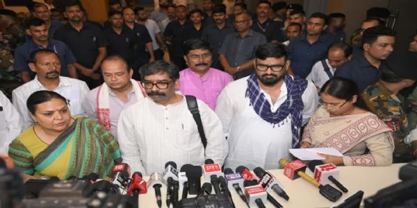 मुख्यमंत्री मीडिया को जानकारी देते मुख्यमंत्री मीडिया को जानकारी देते