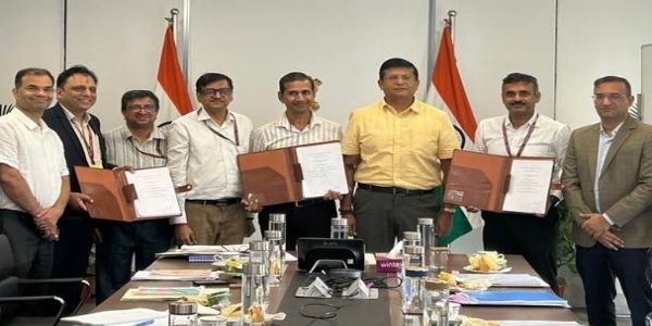 नई दिल्ली में संशोधित भारतनेट कार्यक्रम के तहत छत्तीसगढ़ में परियोजना के क्रियान्वयन के लिए समझौते पर हस्ताक्षर करते केंद्र और छत्तीसगढ़ सरकार के अधिकारी। नई दिल्ली में संशोधित भारतनेट कार्यक्रम के तहत छत्तीसगढ़ में परियोजना के क्रियान्वयन के लिए समझौते पर हस्ताक्षर करते केंद्र और छत्तीसगढ़ सरकार के अधिकारी।
