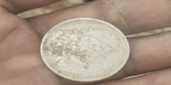 खुदाई में मिला ब्रिटिशकालीन सिक्का खुदाई में मिला ब्रिटिशकालीन सिक्का
