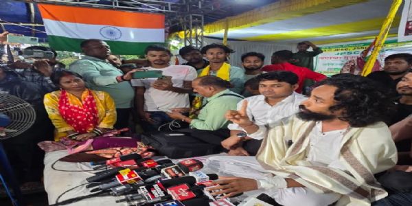 प्रेस वार्ता में देवेन्द्रनाथ महतो सहित अन्य प्रेस वार्ता में देवेन्द्रनाथ महतो सहित अन्य