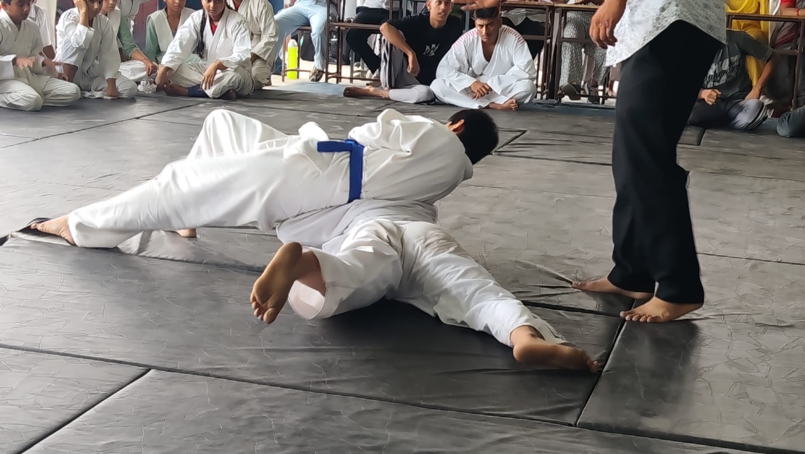 जनपद स्तरीय जूडो प्रतियोगिता अपने हुनर का प्रदर्शन करते जूडो खिलाड़ी। जनपद स्तरीय जूडो प्रतियोगिता अपने हुनर का प्रदर्शन करते जूडो खिलाड़ी।