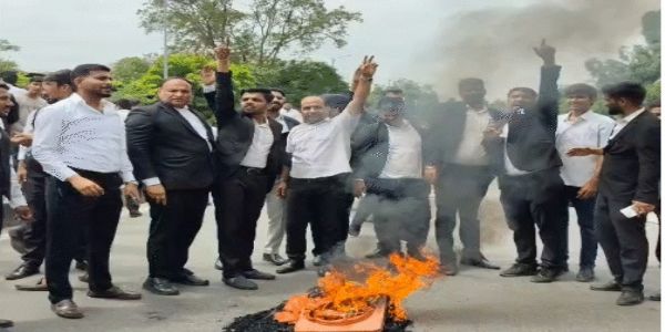 एसएचओ के दुर्व्यवहार पर भड़के वकील: सेशन कोर्ट के बाहर टायर जलाकर किया चक्काजाम