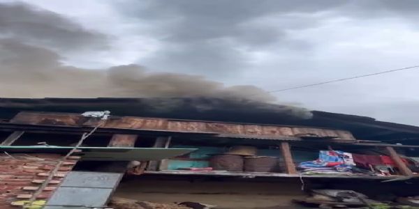 कुथनौर गांव में मकान में लगी भीषण आग,लाखों का सामान जलकर राख