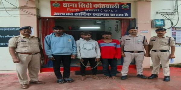 चाकू टिकाकर लूट, तीन आरोपित गिरफ्तार