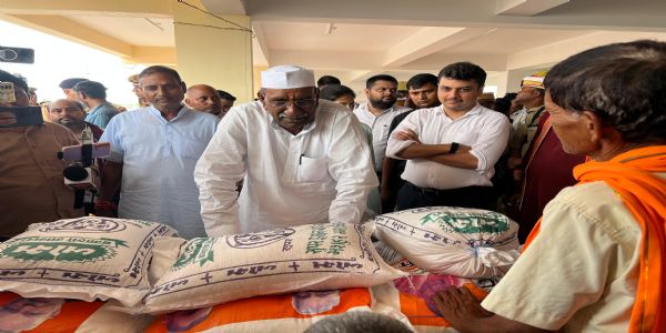 प्रभारी मंत्री ने बाढ़ प्रभावित क्षेत्रों का लिया जायजा, ग्रामीणों से किया संवाद