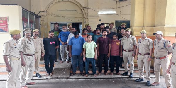 बंद कमरे में जुआ खेलते 16 जुआरी गिरफ्तार, 65,020 रुपये बरामद