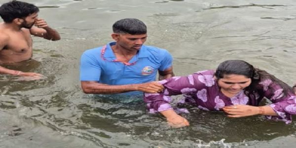 उज्जैनः रामघाट पर शिप्रा नदी में डूबती हुई महिला को होमगार्ड सैनिक ने बचाया