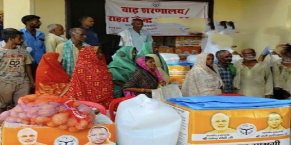 उप्र में बाढ़ राहत सामग्री वितरण अभियान तेज, प्रभावित परिवारों तक पहुंच रहीं जरूरी वस्तुएं