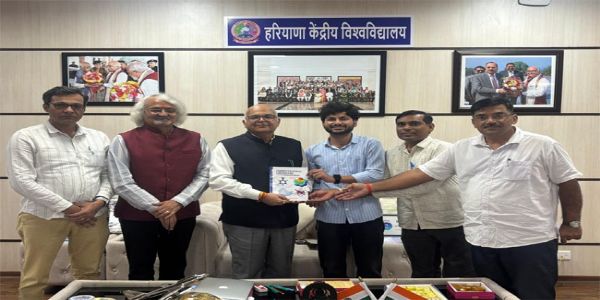 नारनाैल: केंद्रीय विश्वविद्यालय के कुलपति ने किया पुस्तक का विमोचन