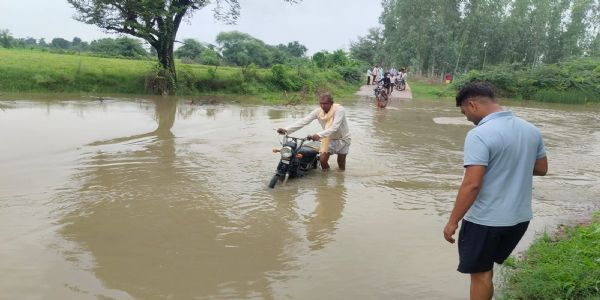 हमीरपुर : इचौली-खन्ना मार्ग के नालों में बारिश से आया उफान, छह गांवों का कटा संपर्क